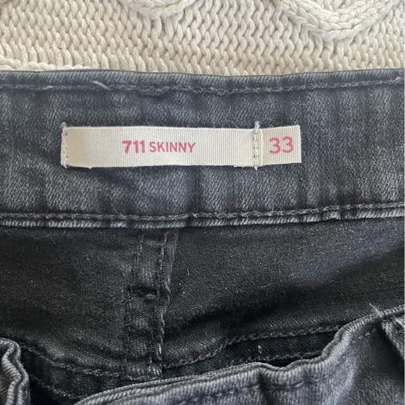 Levi’s Black 711 Skinny, Distressed Jeans Women’s Size 33 - Picture 12 of 16